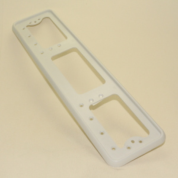 картинка Рамка номера (жесткий пластик), БЕЛАЯ от интернет-магазина "АВТОИМПЕРИЯ", 4607095240067