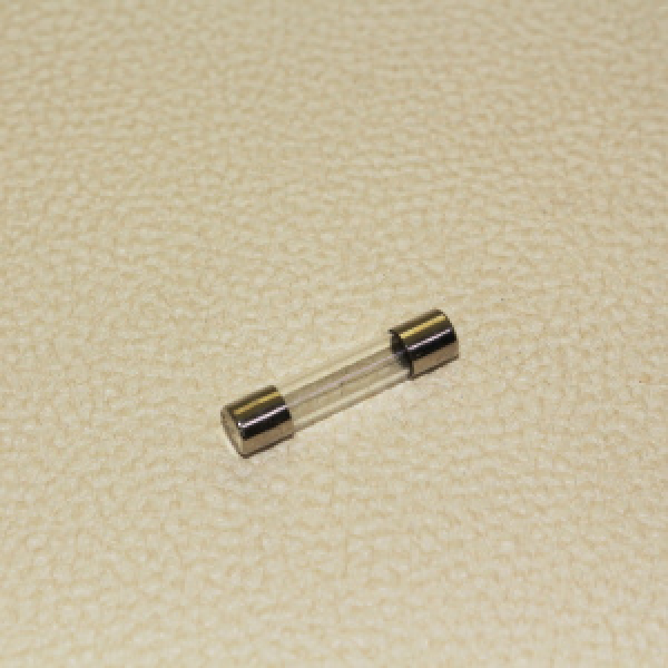 картинка Предохранитель "Koito" FUSE Стеклянный  1 Amp (30mm) от интернет-магазина "АВТОИМПЕРИЯ", 4961065178003